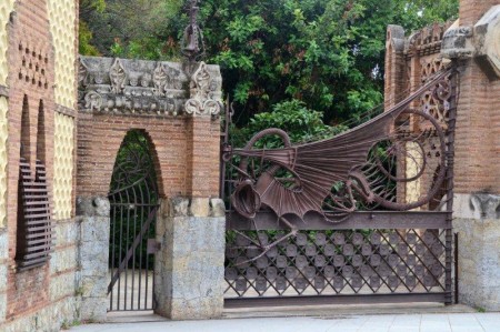 Ladón, el dragón mitológico diseñado por Gaudí