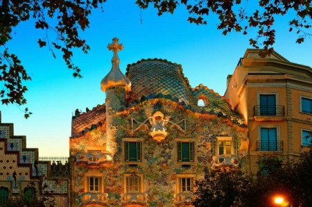 La Casa Batlló brilla en la noche de Barcelona